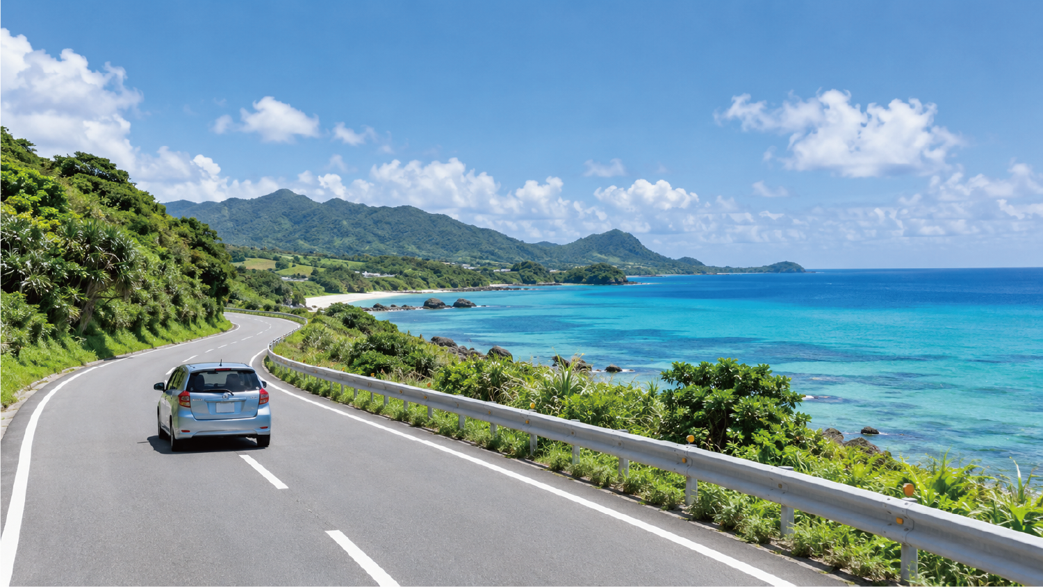 石垣島の海沿いをレンタカーで走る風景