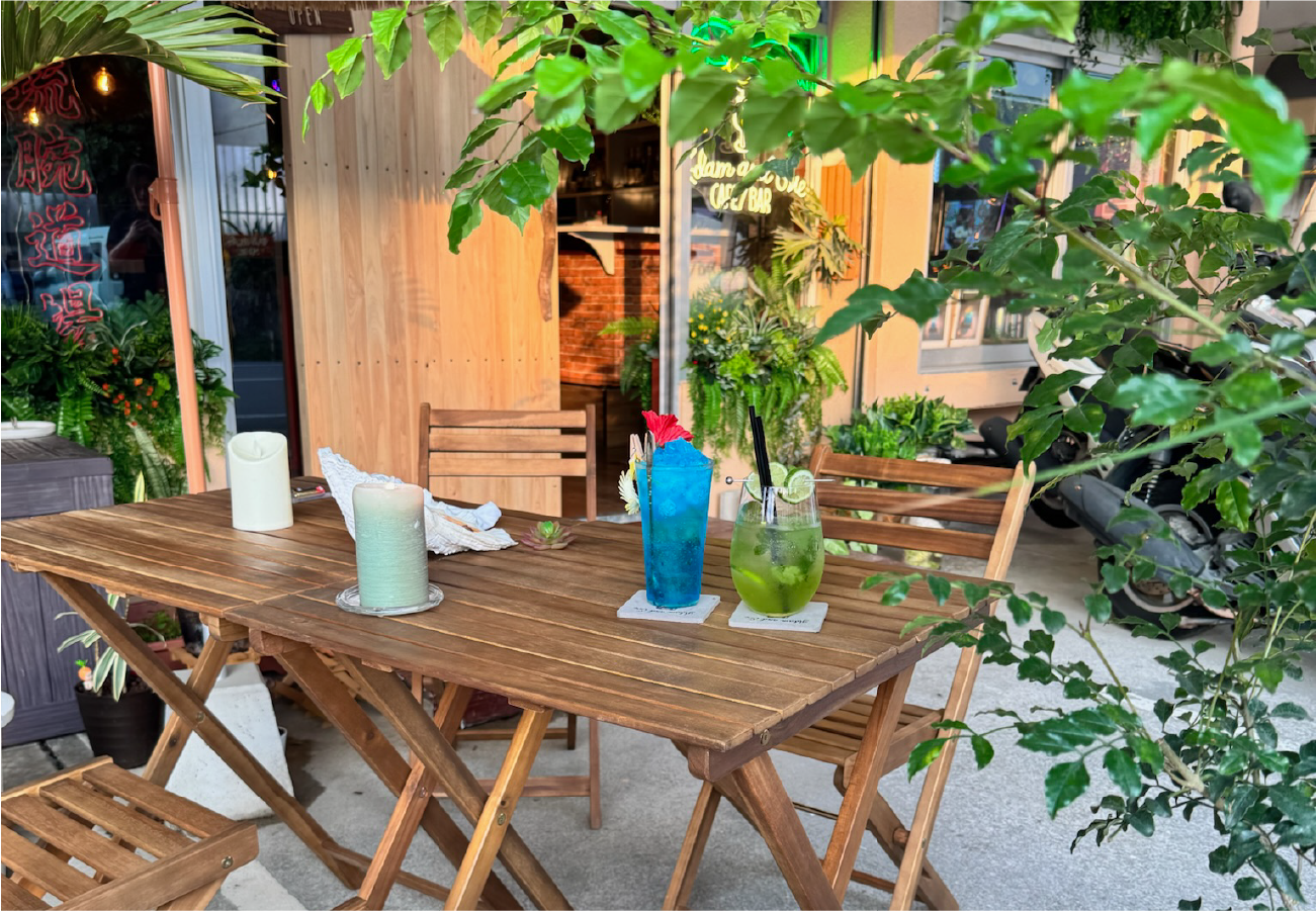 Cafe&Bar Adam and Eveのカウンターとテーブル席
