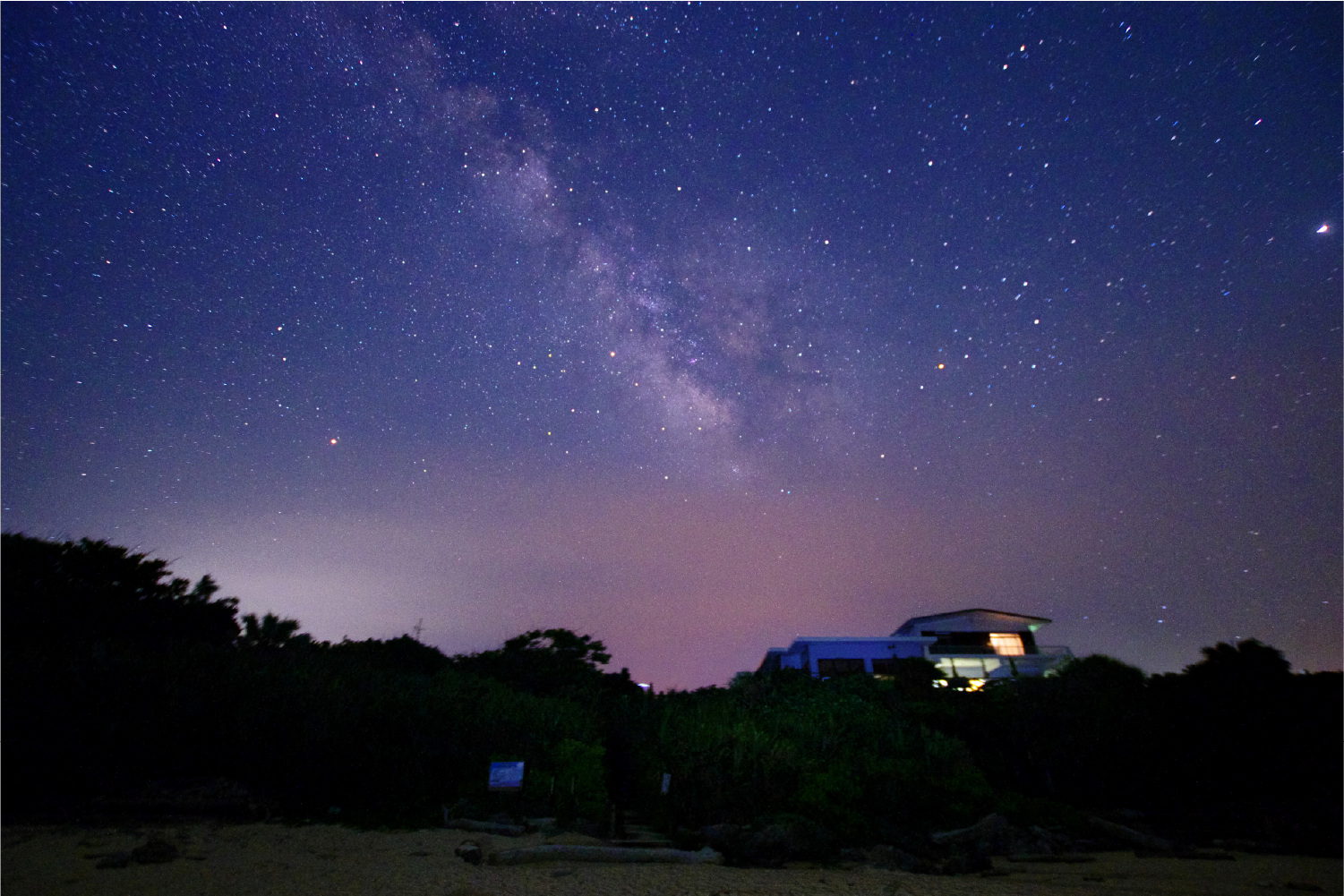 西表島の夜空に広がる満天の星