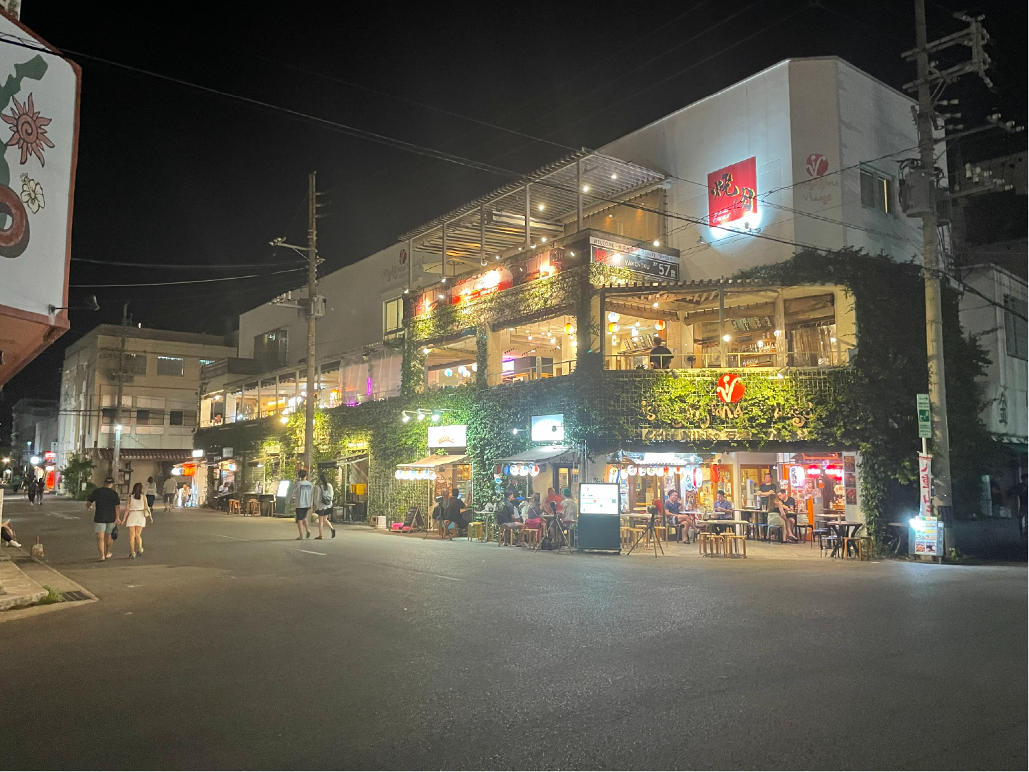 夜の石垣島ヴィレッジ外観