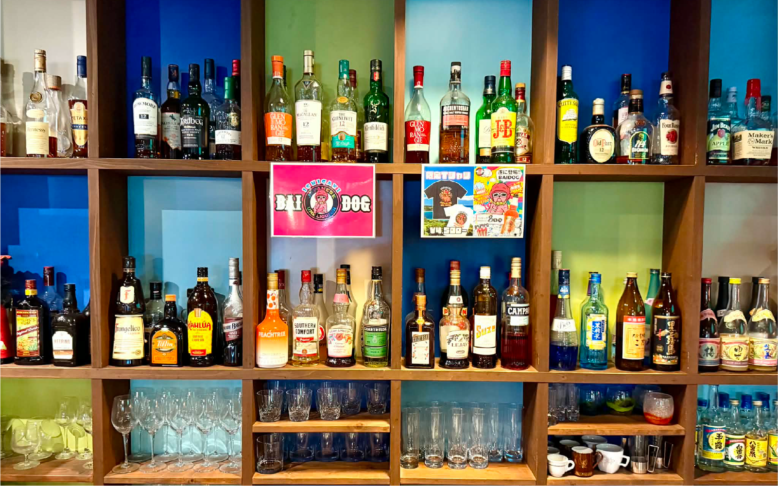 かふぇばーDoのカウンターと店内